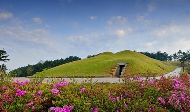 무령왕릉(송산리고분군) - 무릉펜션에서 4km